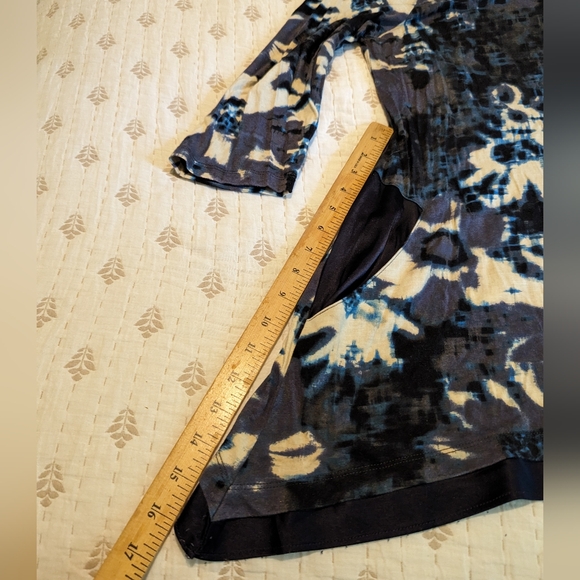 Logo asymmetrical tunic top abstract floral pocket - Picture 4 of 9